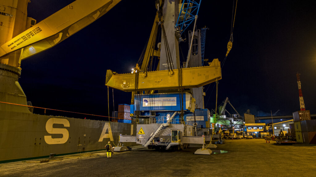 DJI_0228-1024x576 Conakry Terminal renforce sa capacité opérationnelle avec la réception d’une grue Gottwald.