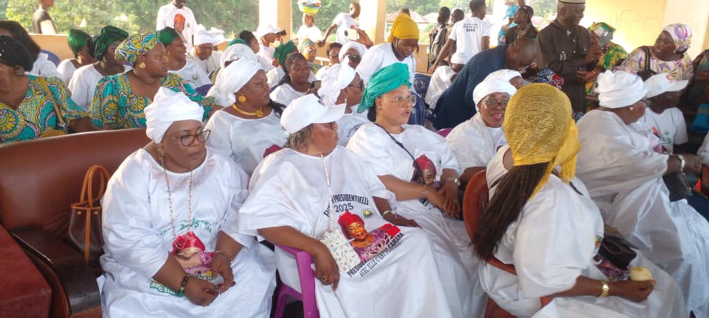 WhatsApp-Image-2025-11-29-at-22.35.33 Présidentielle 2025: la candidate Makalé Camara lance son opération de charme à Dubreka