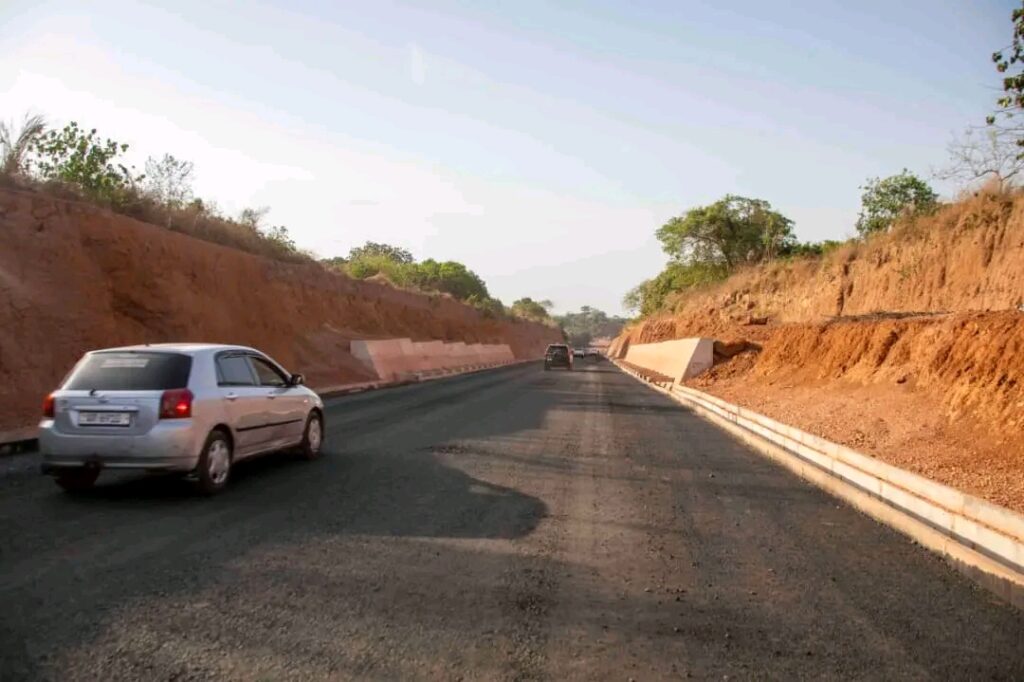 1000701679-1024x682 VISITE DE CHANTIER : ACCÉLÉRATION DES TRAVAUX SUR L’AXE SOUMBA–TANÉNÉ