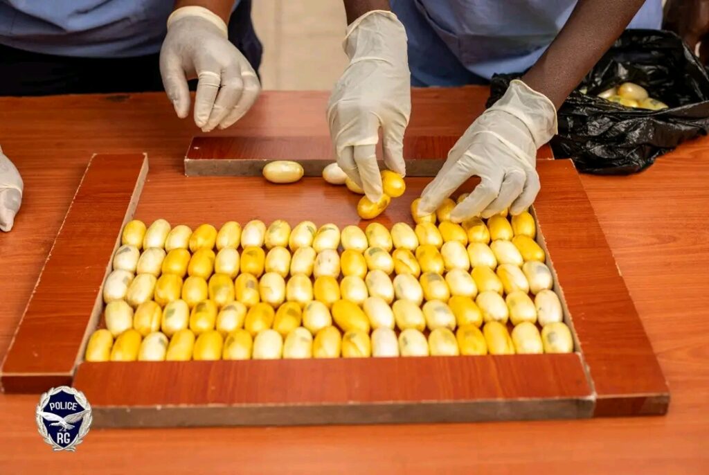 1000716150-1024x686 LUTTE CONTRE LE TRAFIC DE COCAÏNE: 106 BOULES SAISIES PAR L’OCAD